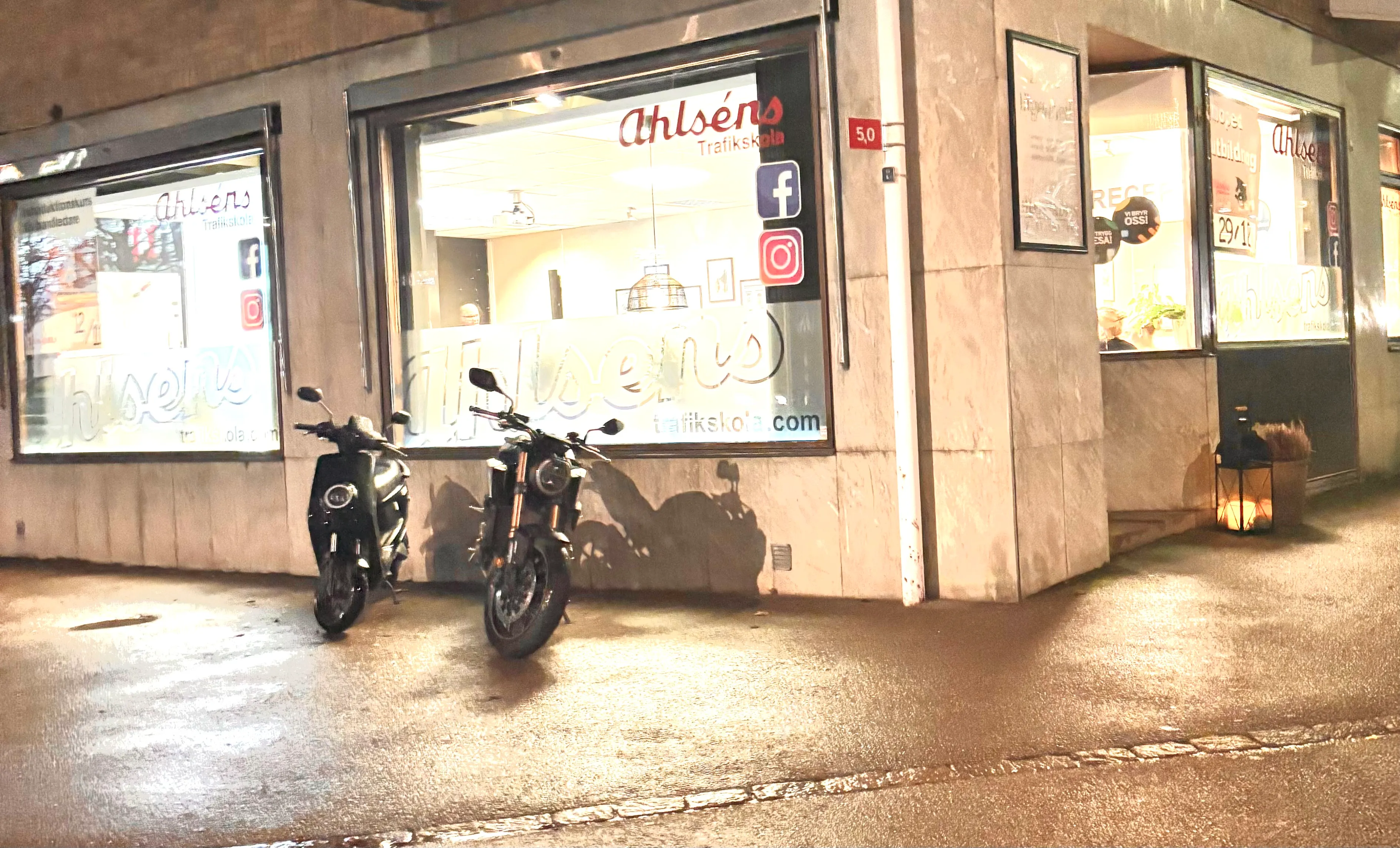 Teorilektion i Ahlséns lektionssal i Mjölby. Eleverna sitter vid bänkarna och framför tavlan står en moped