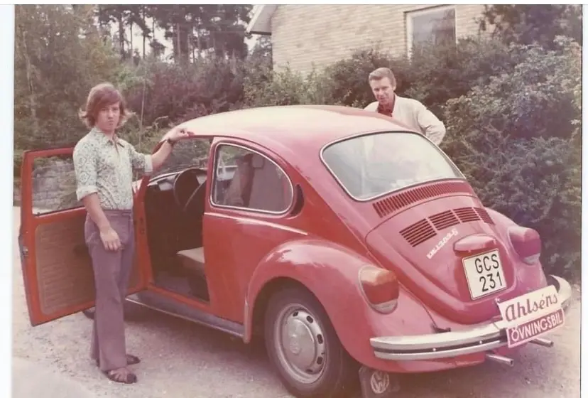Arkivbild: en röd VW-bubbla märkt Ahlséns övningsbil, med två personer bredvid